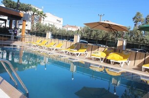 Una piscina al aire libre de temporada