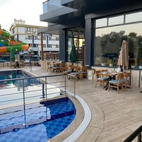 Una piscina al aire libre de temporada