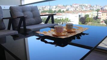 Deluxe-rum - balkong - utsikt mot staden | Restaurang utomhus