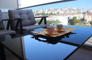 Habitación Deluxe, balcón, vistas a la ciudad | Restaurante al aire libre
