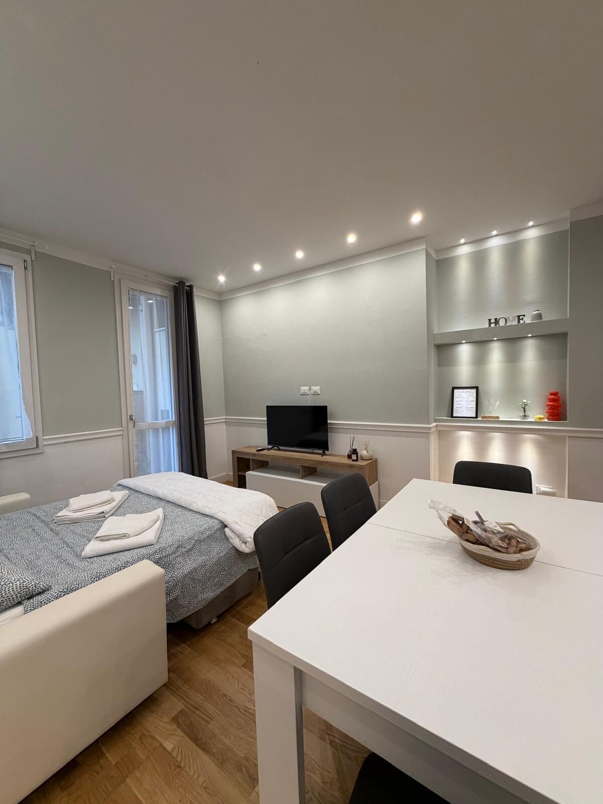 3 habitaciones, tabla de planchar con plancha, wifi y ropa de cama 