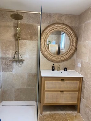 Shower, hair dryer, towels, toilet paper - Sunny villa with pool - South of France (PEYNIER)