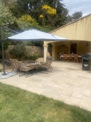 Outdoor dining - Sunny villa with pool - South of France (PEYNIER)