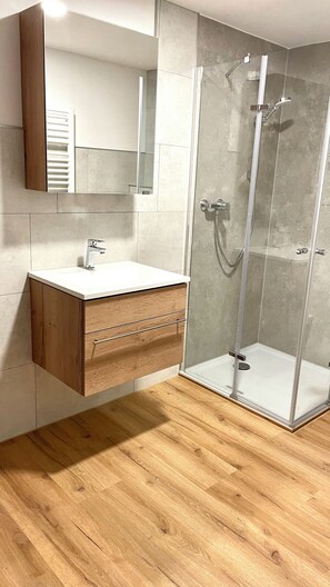 Shower, hair dryer, towels, toilet paper - House Zellerwirt-apartment 23/33 (Ruhpolding)