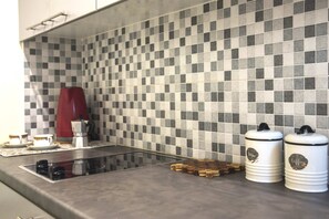 Fridge, stovetop, electric kettle, cookware/dishes/utensils - Urban apartment 5' minutes from Acropolis (Athina)