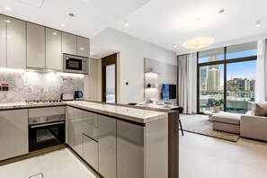 Fridge, microwave, oven, stovetop - Cozy 1Bedroom w/ Rooftop Pool & Sauna in JVC (Dubai)