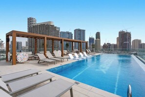 Pool - Cozy 1Bedroom w/ Rooftop Pool & Sauna in JVC (Dubai)