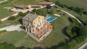 A large stone building with a swimming pool, surrounded by well-maintained lawns and a curved driveway. - Villa Broadlea - Pirvate Pool & Amazing Landscape View (Smerillo)