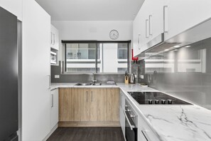 Frigorífico, microondas, horno y placa de cocina