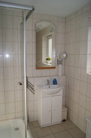 Shower, hair dryer, towels