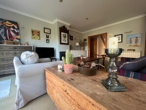 TV - Holiday home with private pool, Sant Pere Pescador (Sant Pere Pescador)