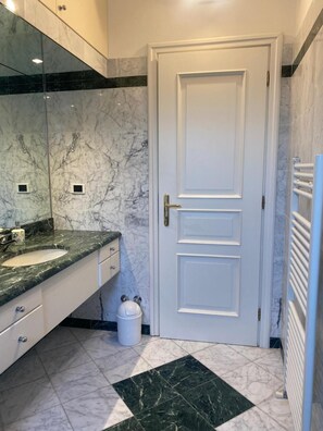 Bathroom - Apartment 'Casa L'approdo' with Shared Garden and Balcony (Bocca di Magra-la Ferrara)