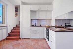 Kühlschrank, Ofen, Herdplatte, Kochgeschirr/Geschirr/Besteck