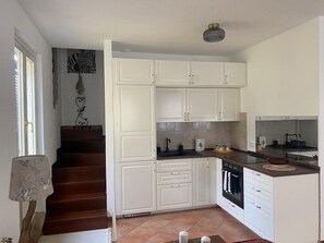 Private kitchen - Apartment 'Casa L'approdo' with Shared Garden and Balcony (Bocca di Magra-la Ferrara)