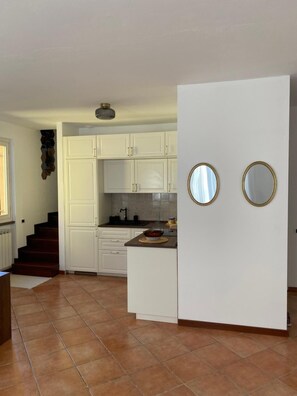 Private kitchen - Apartment 'Casa L'approdo' with Shared Garden and Balcony (Bocca di Magra-la Ferrara)