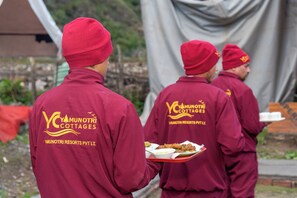 Outdoor dining - Yamunotri Cottages (Yamunotri)