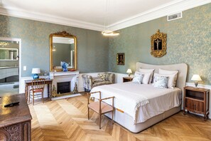 Room - Château de Puymoger (JAVERLHAC-ET-LA-CHAPELLE-SAINT-ROBERT)