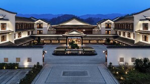 A traditional Chinese courtyard hotel with a central garden, multiple guest rooms, and a prominent entrance. - Steigenberger Icons Guizhou Xiaoqikong (Qiannan)