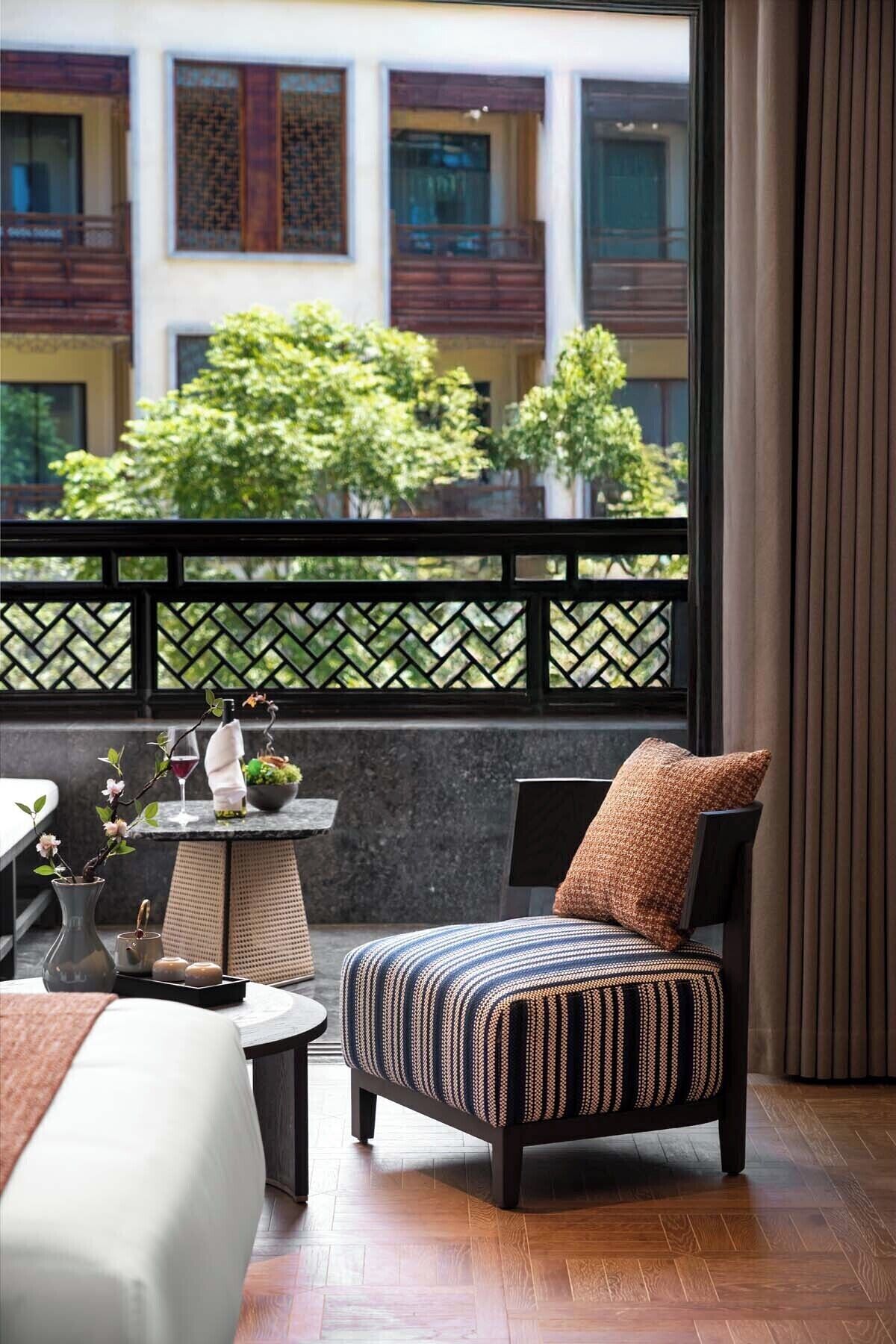 Phòng 2 giường đơn tiện nghi đơn giản, quang cảnh đồi núi | Ban công