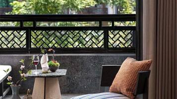 Phòng 2 giường đơn tiện nghi đơn giản, quang cảnh đồi núi | Ban công