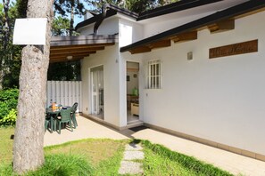 Outdoor dining - Charming semi-detached villa in Lignano (Lignano Sabbiadoro)