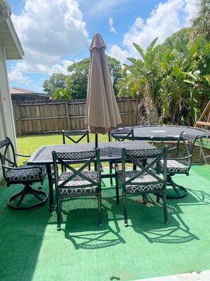Outdoor dining - Cozy 3-bedroom house in tranquil Port St. Lucie with AC (Port St. Lucie)