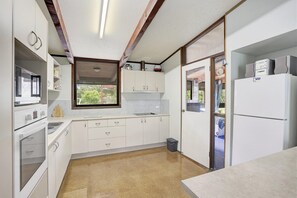 Coffee/tea maker, cookware/dishes/utensils - Beach Shack Hideaway Balnarring - Perfect beach hideaway set amongst nature (Balnarring Beach)
