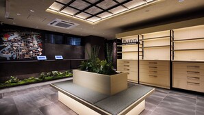 Un interno moderno con una reception, una parete mappamondo e un'unità scaffali minimalista.