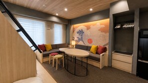 Un intérieur moderne avec un ensemble de canapés, une table ronde et un mur décoré d’une carte.