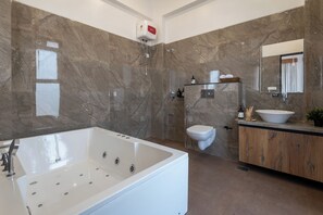 Luxe villa, uitzicht op heuvels | Badkamer