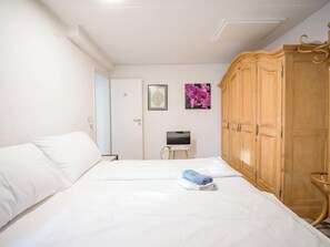 1 slaapkamer, een bureau, een strijkplank/strijkijzer, wifi