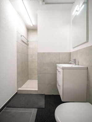 Bathroom - Spacious Room Zurich | Terrace Access | Tram at Door (Zürich)