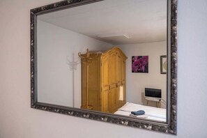 1 habitación, escritorio, tabla de planchar con plancha y wifi 