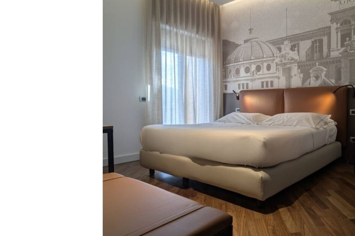 Quarto casal ou duplo standard, acesso à piscina | Escrivaninha, Wi-Fi de cortesia, acesso para cadeiras de rodas