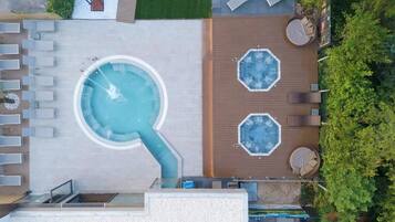 Una piscina cubierta, una piscina al aire libre, tumbonas