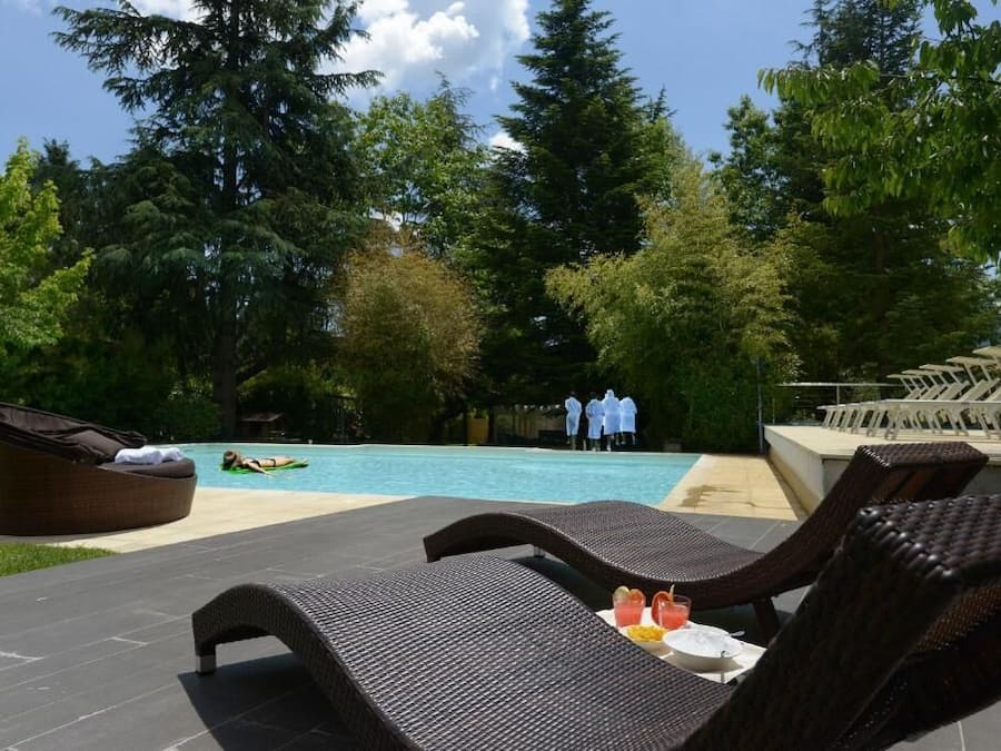 Una piscina techada, una piscina al aire libre