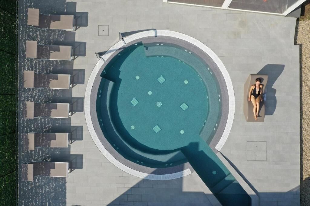 Innenpool, Außenpool, geöffnet von 09:00 Uhr bis 20:00 Uhr, Liegestühle