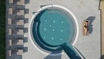 Innenpool, Außenpool, geöffnet von 09:00 Uhr bis 20:00 Uhr, Liegestühle