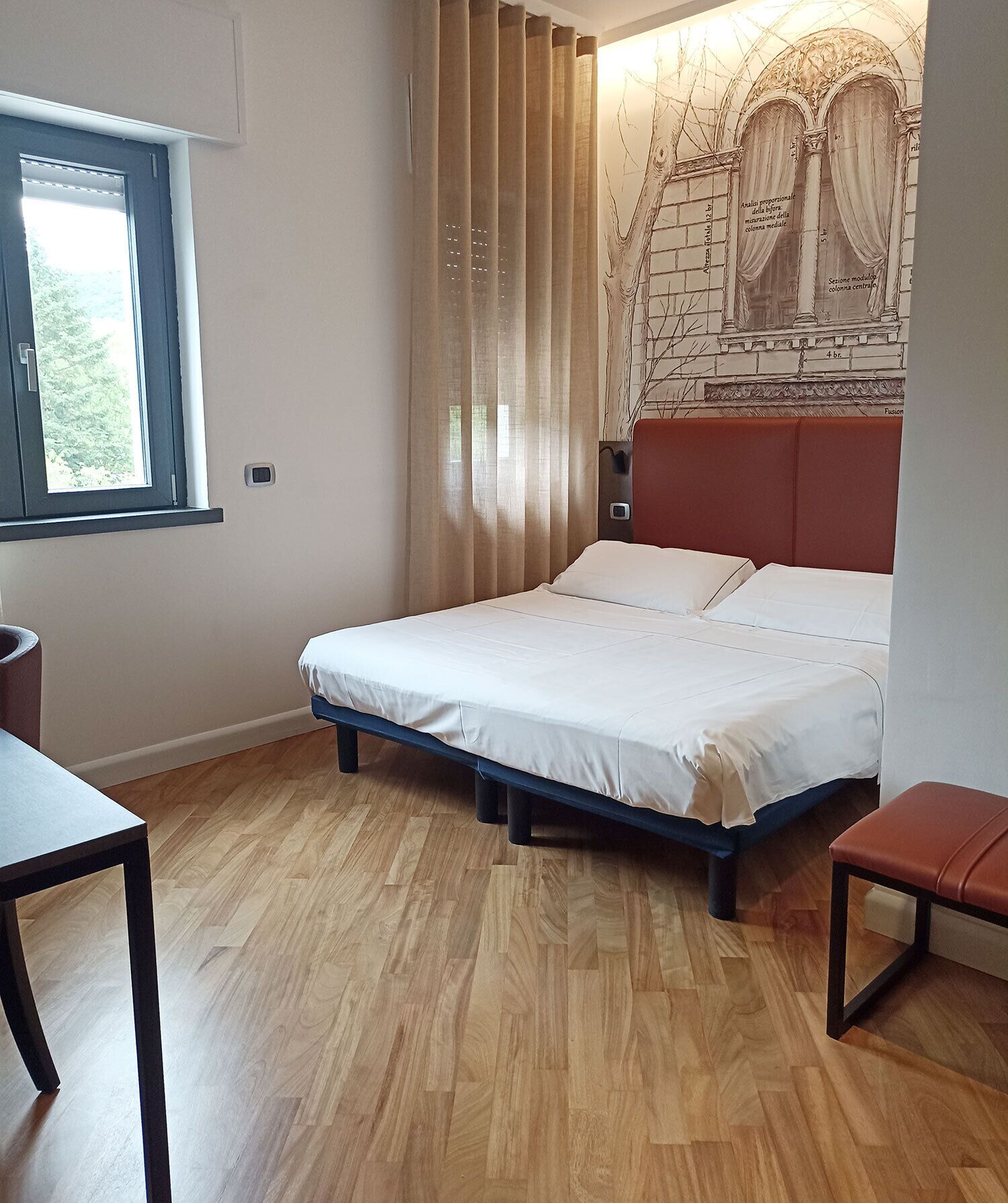 Desk, free WiFi, wheelchair access