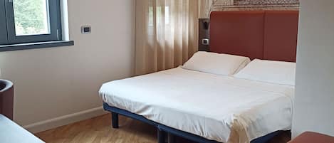 Escritorio, wifi gratis y acceso para silla de ruedas