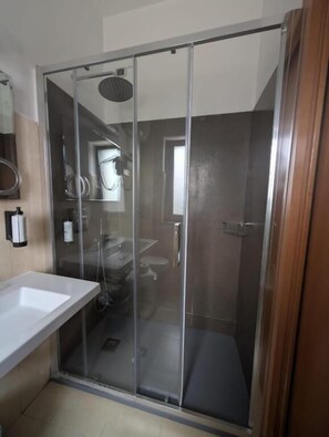 Shower, free toiletries, hair dryer, towels - Atlantic Park Hotel (Fiuggi)