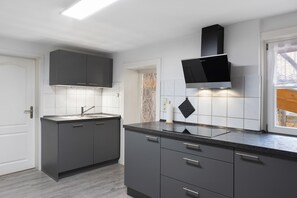 Réfrigérateur, four à micro-ondes, un four, surface de cuisson