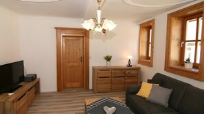 Living area - Apartment 'Stadthaus' with Private Terrace, Balcony and Wi-Fi (Mellrichstadt)