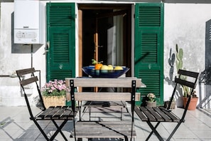 Outdoor dining - Vrbo Property (Avegno)