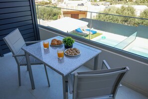 Outdoor dining - Comfort villa with private pool in two villas complex (Agios Onoufrios)