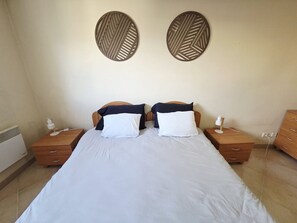 1 slaapkamer, een strijkplank/strijkijzer, wifi, beddengoed