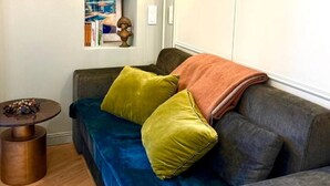 A living room with a sofa, a coffee table, and a small side table. - Mediterranean Dream - Carré d'Or (Nice)