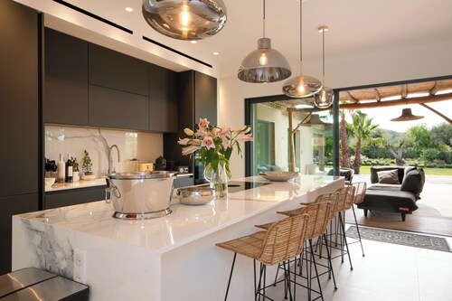 New villa close saint tropez village and Place des lices, in a closed domain