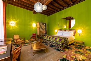 A room with a bed, two chairs, a table, and a mirror. - L'Arlatan (Arles)