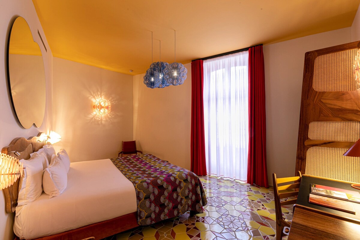 Classic Room | Minibar, in-room safe, desk, laptop workspace